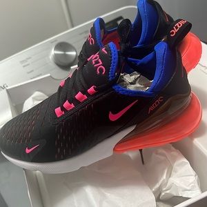 Size 7 Nike Air Max 270